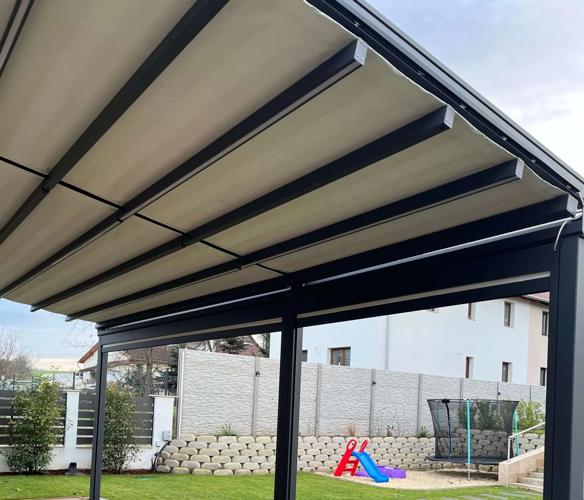 Pergola mit motorisierter PVC-Plane von AlpenPergola