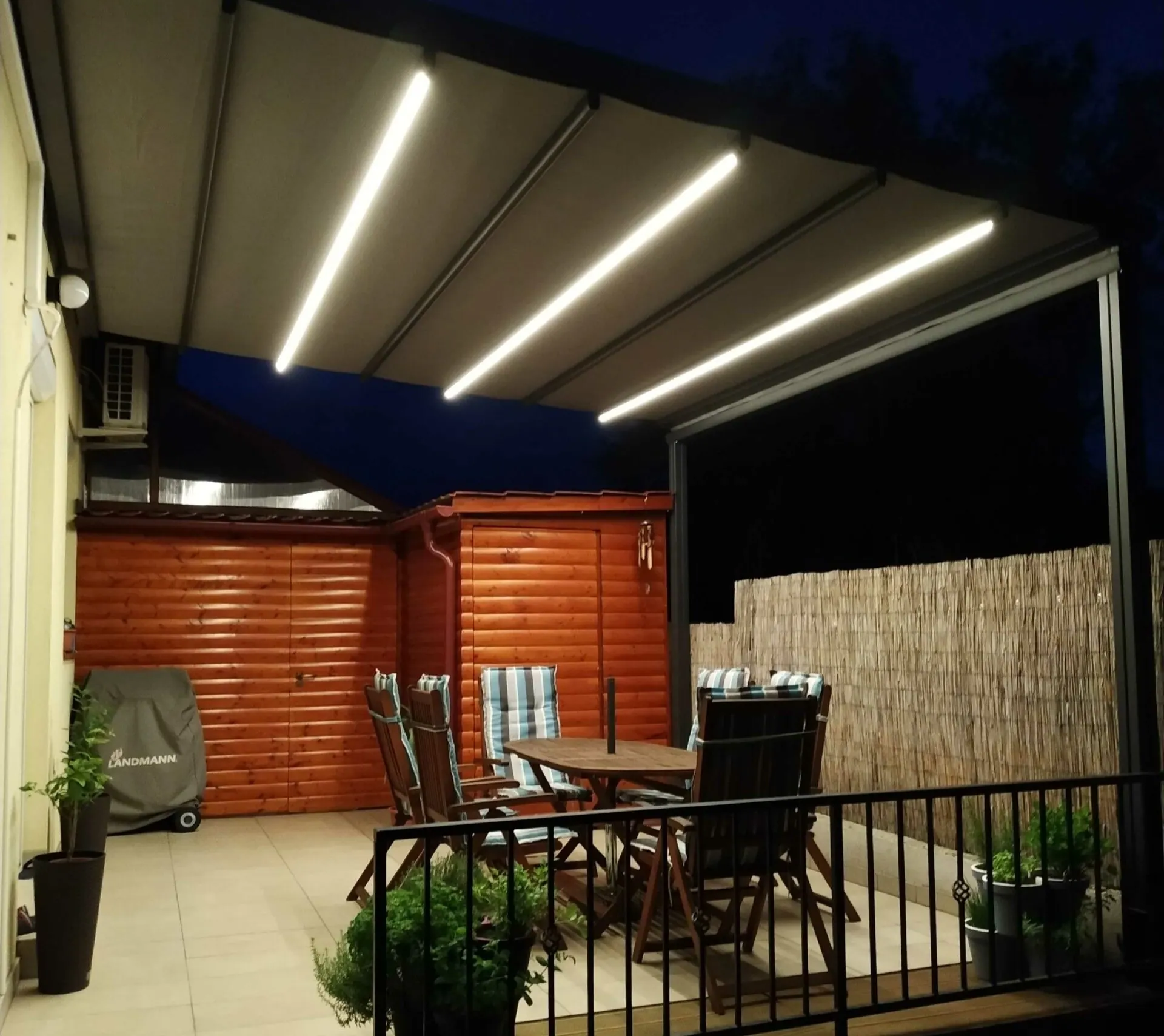 Pergola mit motorisierter PVC-Plane von AlpenPergola